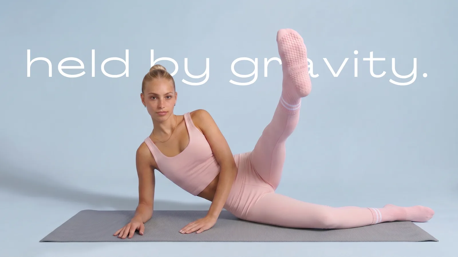 Apresentação da Gravity Socks com meias de pilates em uso e a identidade visual da marca